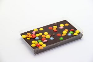 100 gramowa czekolada gorzka z kolorowymi, czekoladowymi m&m’s